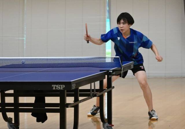 練習に励む西日野卓球クラブの赤城さん