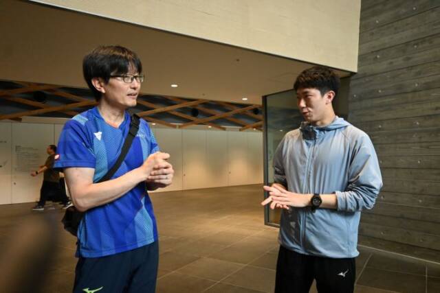 指導について語る山路さん(左)と大学生コーチの内野さん