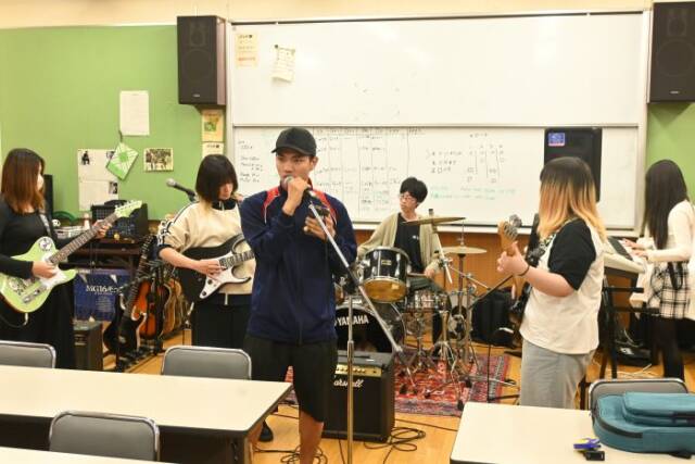 ドラムとキーボードとギターとベースとボーカルの練習の様子