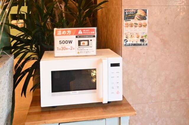 ハンバーガーを温めるために設置された電子レンジ