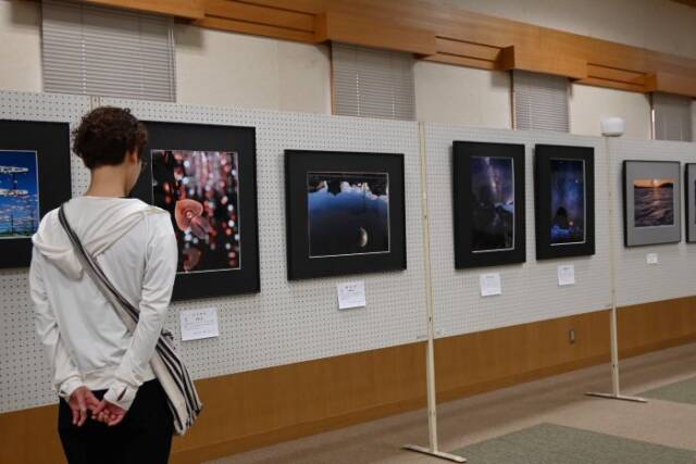 展示を見る人と展示写真
