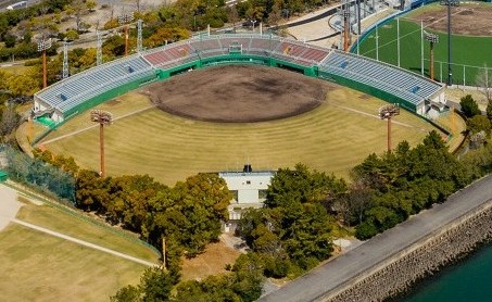 改修前の野球場。内野は砂