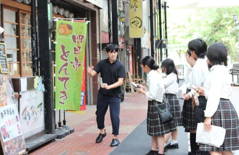 「AIの力を借りて100店のCMつくる」、四日市商業高校の商店街賑わいづくり