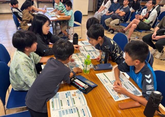 課題に取り組む子どもたち