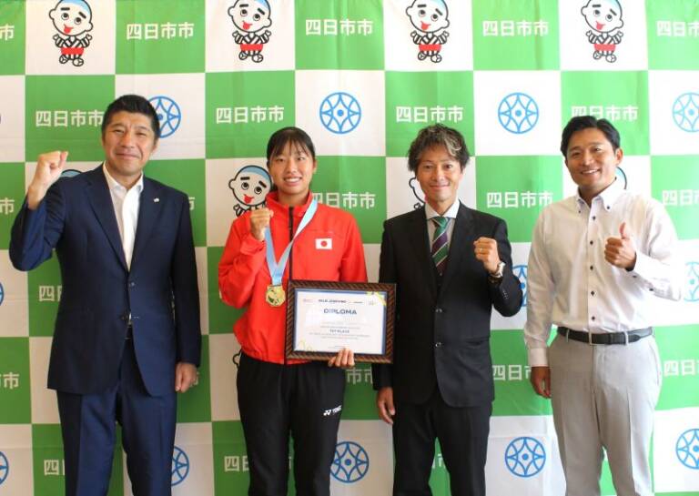 BJK杯のアジア・オセアニア最終予選で優勝、テニスの若菜蘭さんが四日市市長に報告