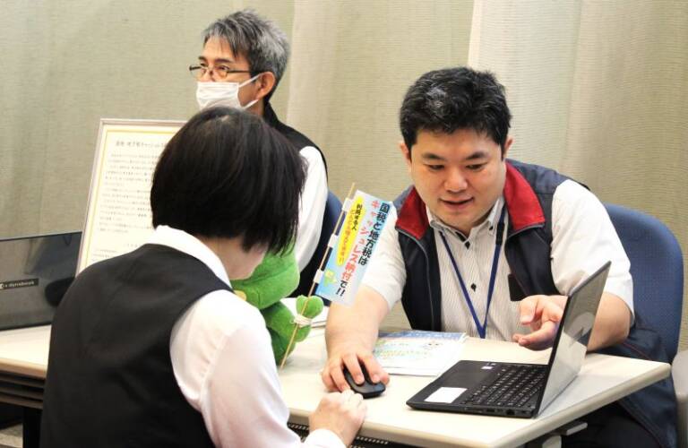 三重はまだ低め、税のキャッシュレス納付を店頭で勧める、四日市税務署と三十三銀行など