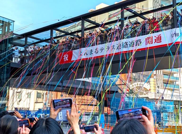 よんまるテラスと近鉄四日市駅の連絡通路が開通、船出の紙テープ投げなどで祝う