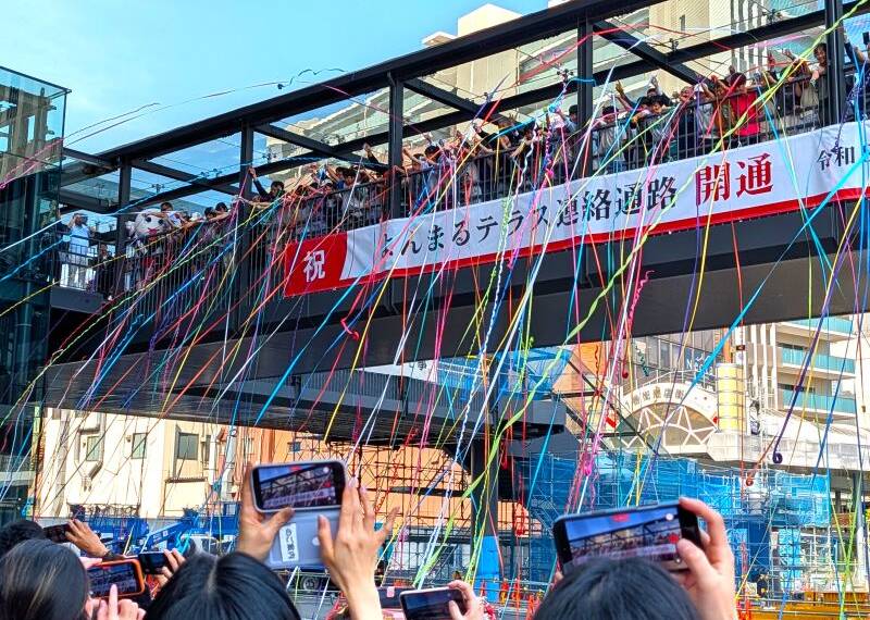 よんまるテラスと近鉄四日市駅の連絡通路が開通、船出の紙テープ投げなどで祝う