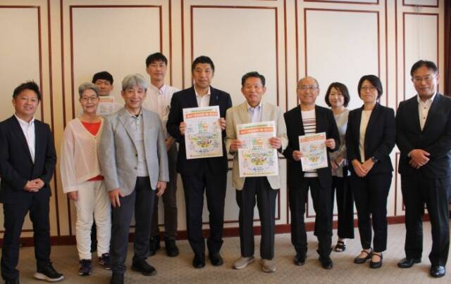 森市長に活動状況などを報告した「あかつき台お買い物・足ネット」のみなさん