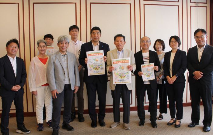 森市長に活動状況などを報告した「あかつき台お買い物・足ネット」のみなさん