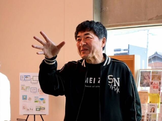 今年4月、菰野町で開かれたイベント会場を訪れ、笑顔を見せる瀬木直貴監督
