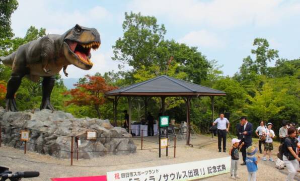 パニック映画を思い出しそうなお披露目式の直後の様子