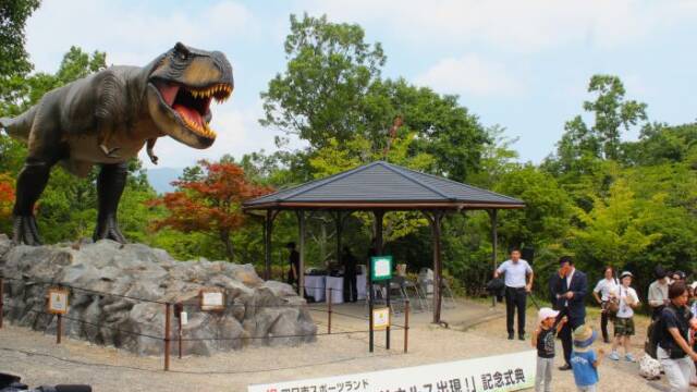 パニック映画を思い出しそうなお披露目式の直後の様子