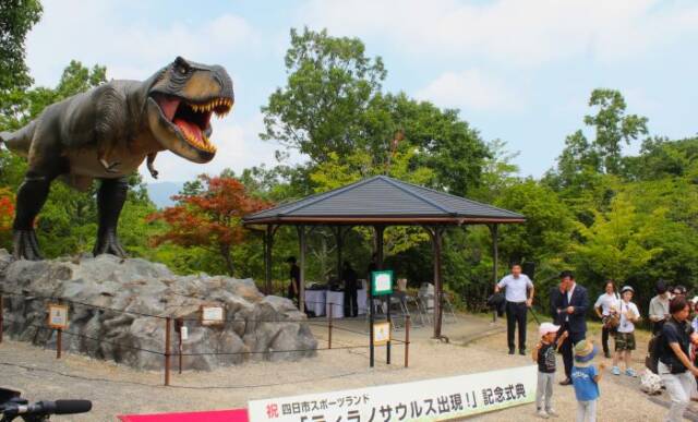 パニック映画を思い出しそうなお披露目式の直後の様子