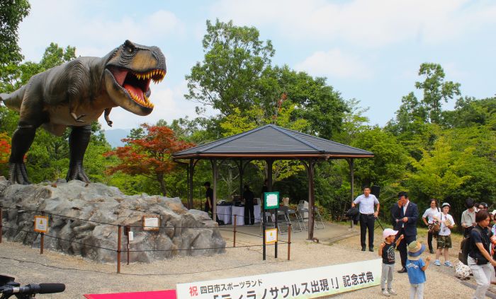 パニック映画を思い出しそうなお披露目式の直後の様子