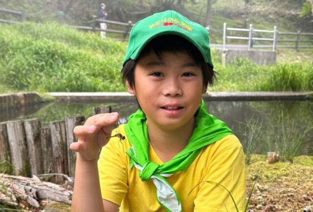 やさしく羽根を持つ少年