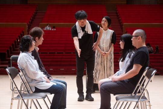 瀬木直貴監督が公開オーディションで参加者と向き合う様子