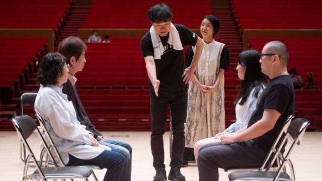 瀬木直貴監督が公開オーディションで参加者と向き合う様子