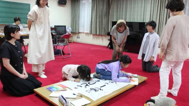 子どもたちも絵を描いたりして会場づくりの準備