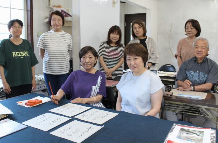 書道教室の位田弥生さん(前列右)。隣にすわる恩師の荒木敬子さんや教室の仲間と