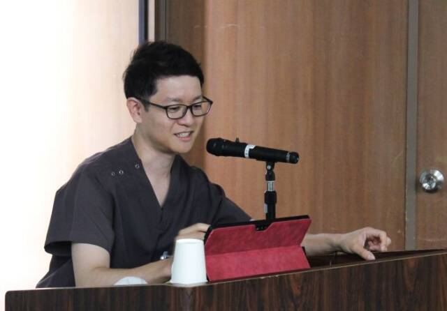 講演する眼科の田中康平医師