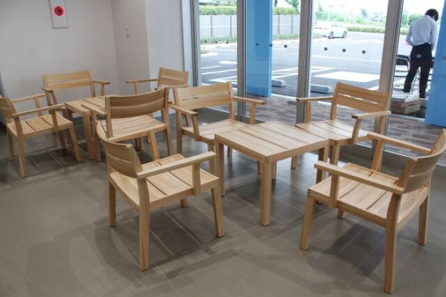 県産の木でつくられたイスやテーブルが置かれた入り口付近