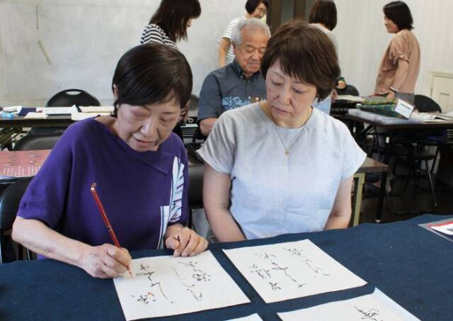 荒木敬子さん(左)の指導を受ける位田弥生さん