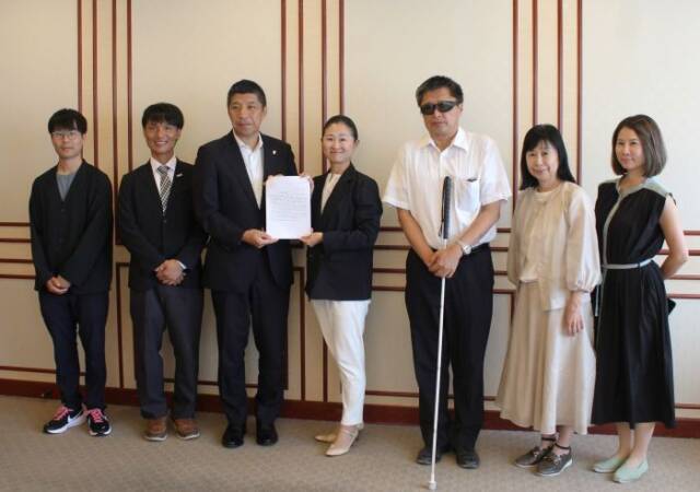 提言を森智広市長に渡すみなさん