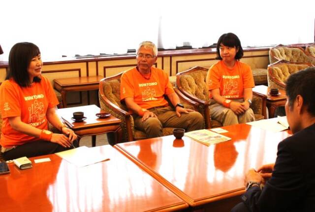 運動の広がりを森市長(右)に語る実行委員会のみなさん