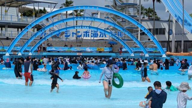 人工の波で海の雰囲気を味わえる「サーフィンプール」はいつも人でいっぱい