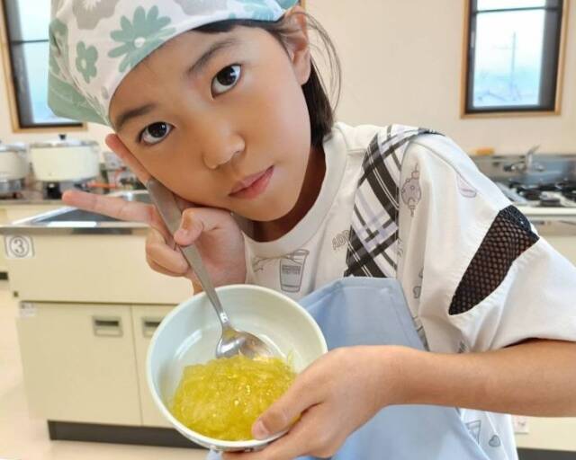 夏ミカンゼリーを手にする子ども