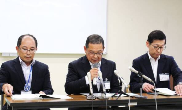 懲戒処分の説明をする上下水道局の幹部3人