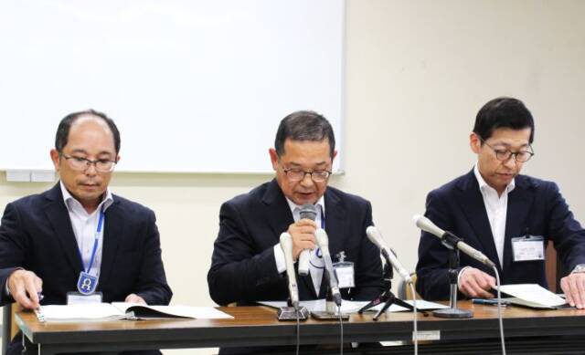 懲戒処分の説明をする上下水道局の幹部3人