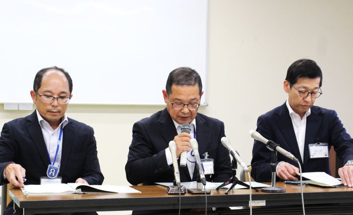 懲戒処分の説明をする上下水道局の幹部3人