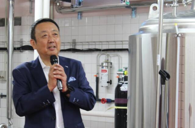 開所式であいさつする佐野貴信さん