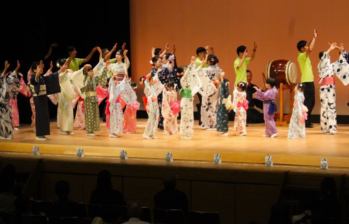 発表会の出演者や子どもたちが一緒に富田音頭を踊った