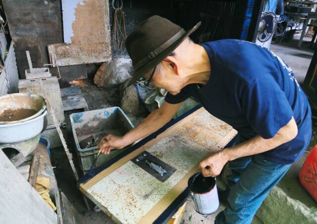 展示「陶魚」の看板を手作りする森正さん