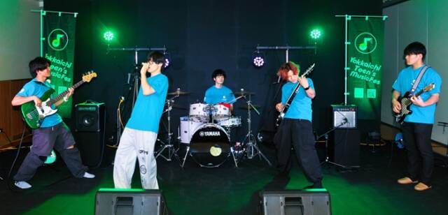 応募動画撮影を想定した特設スタジオで演奏する実行委員バンド