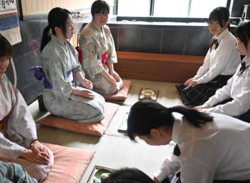 浴室を茶室に見立てたお茶会でおもてなしをする高校生と参加者