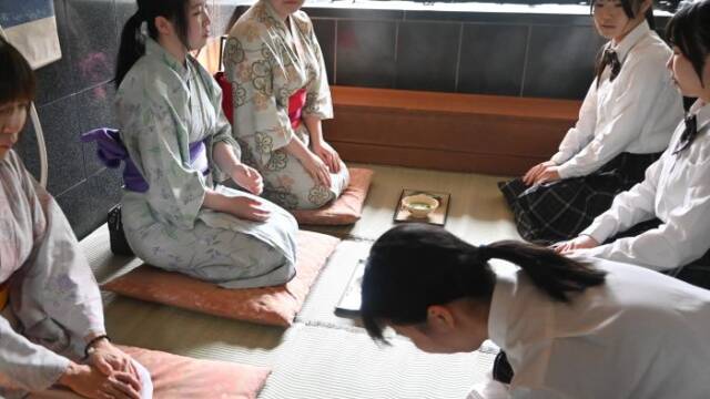 浴室を茶室に見立てたお茶会でおもてなしをする高校生と参加者