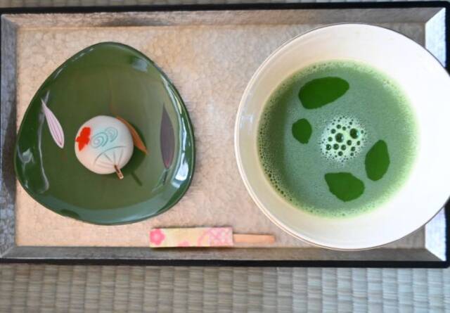 生徒の考案でできた団扇をモチーフにした練り切りと生徒が点てた茶