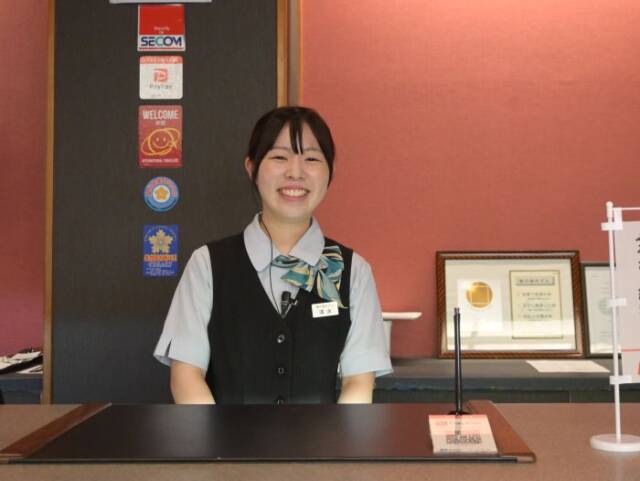 フロントの立つ卒業生の清水さん