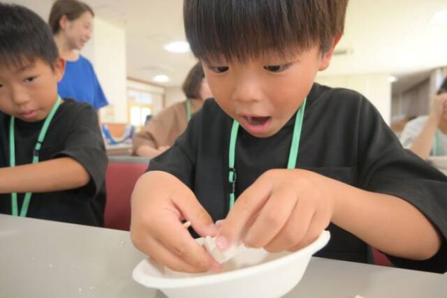 化石を掘り出し驚く子ども