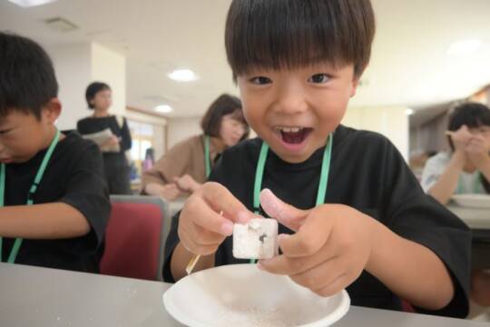 化石を見せて喜ぶ子ども