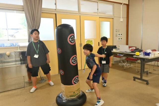 子ども向けの “インフレータブル型(空気式)パンチングバッグ” で遊ぶ子