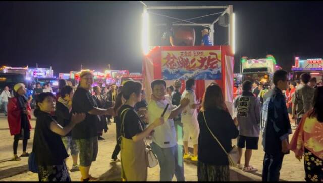 櫓を囲んで踊る参加者