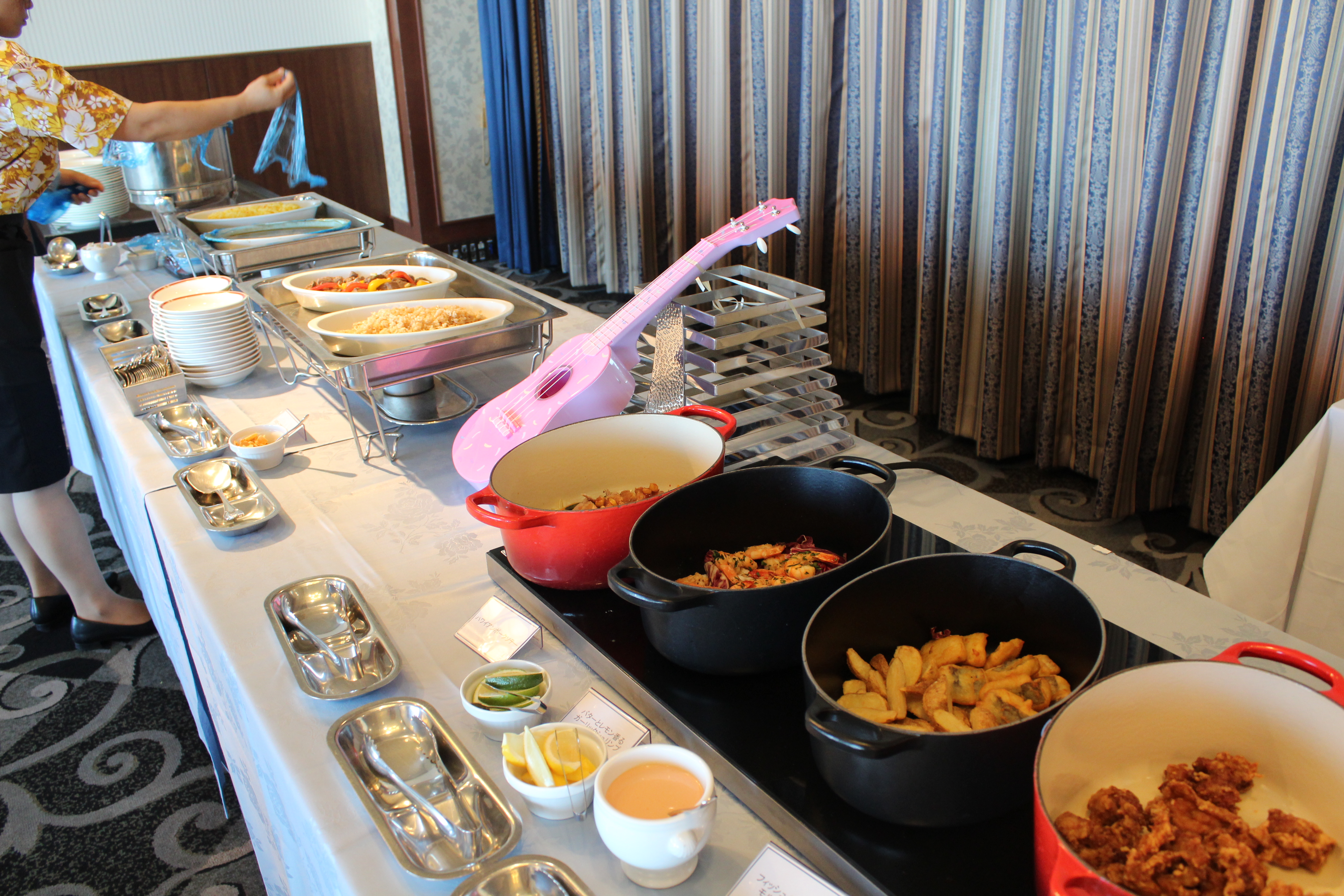 アジアン&エスニックフェアで提供されるグリーンカレーやカクテルなどの料理