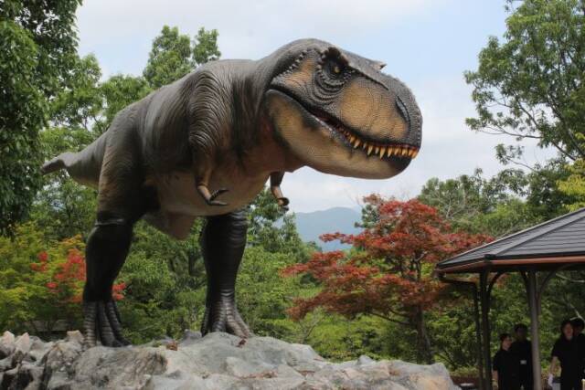 岩の上に立つティラノサウルスの像(始動前)
