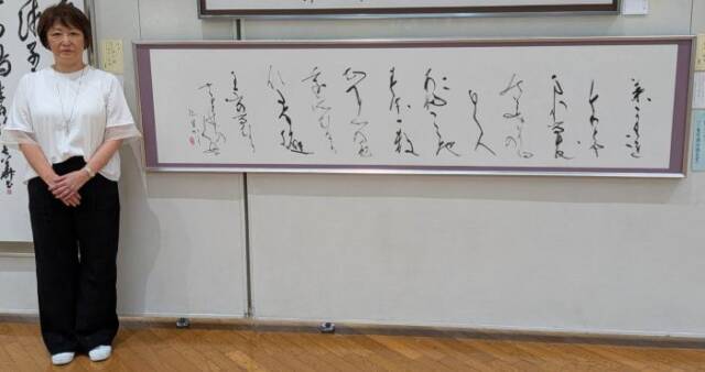 みえ県展で優秀賞を受賞した作品と位田弥生さん