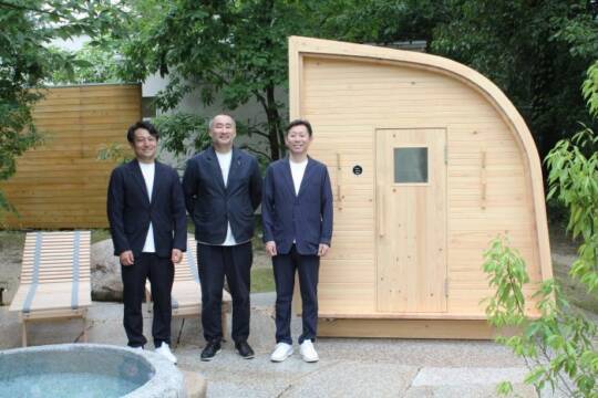 吉野ヒノキのサウナを紹介する(左から)揚松晴也さん、山中洋さん、立花哲也さん